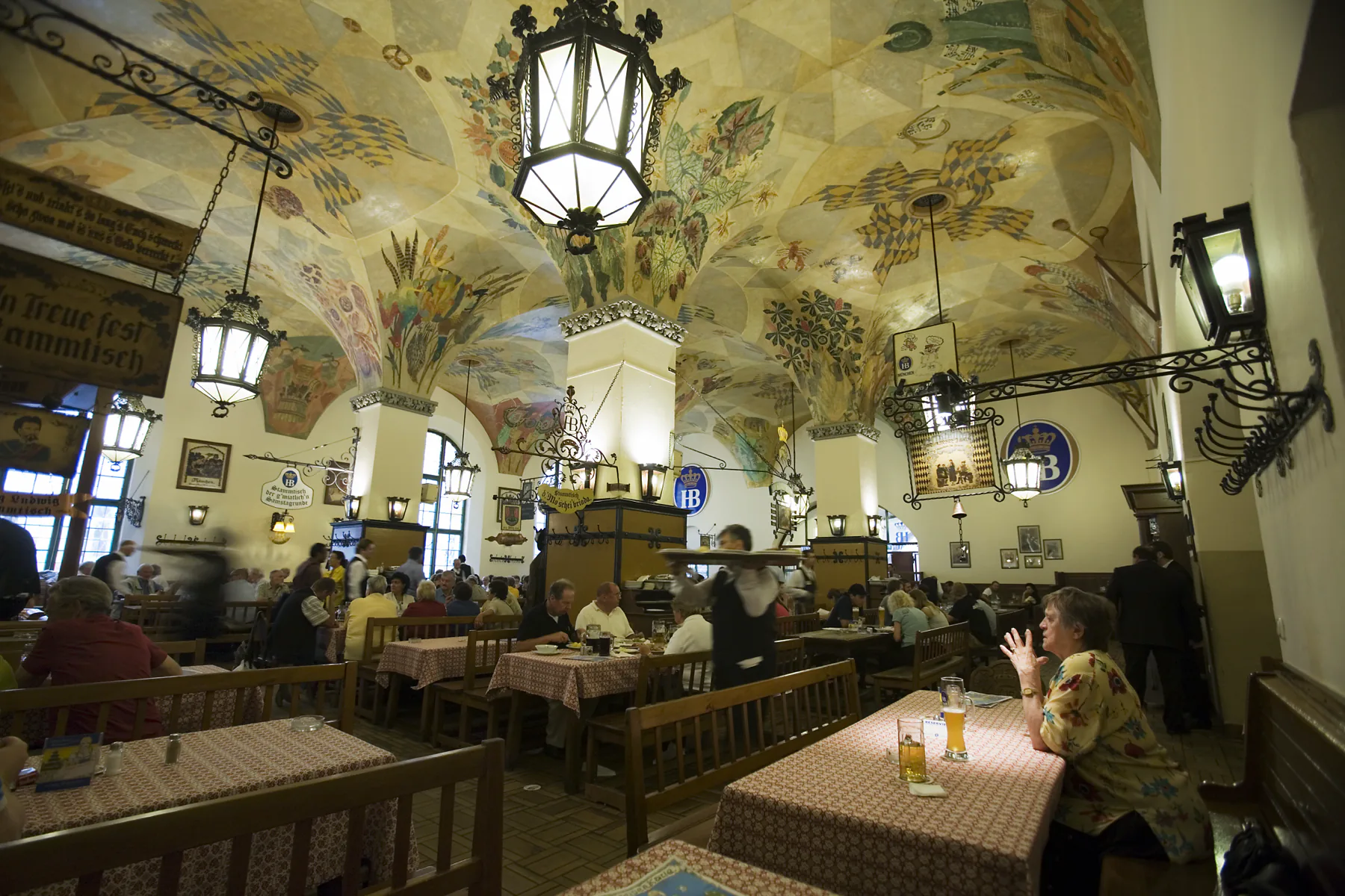 Gäste unter der bemalten Gewölbedecke einer Münchner Bierhalle