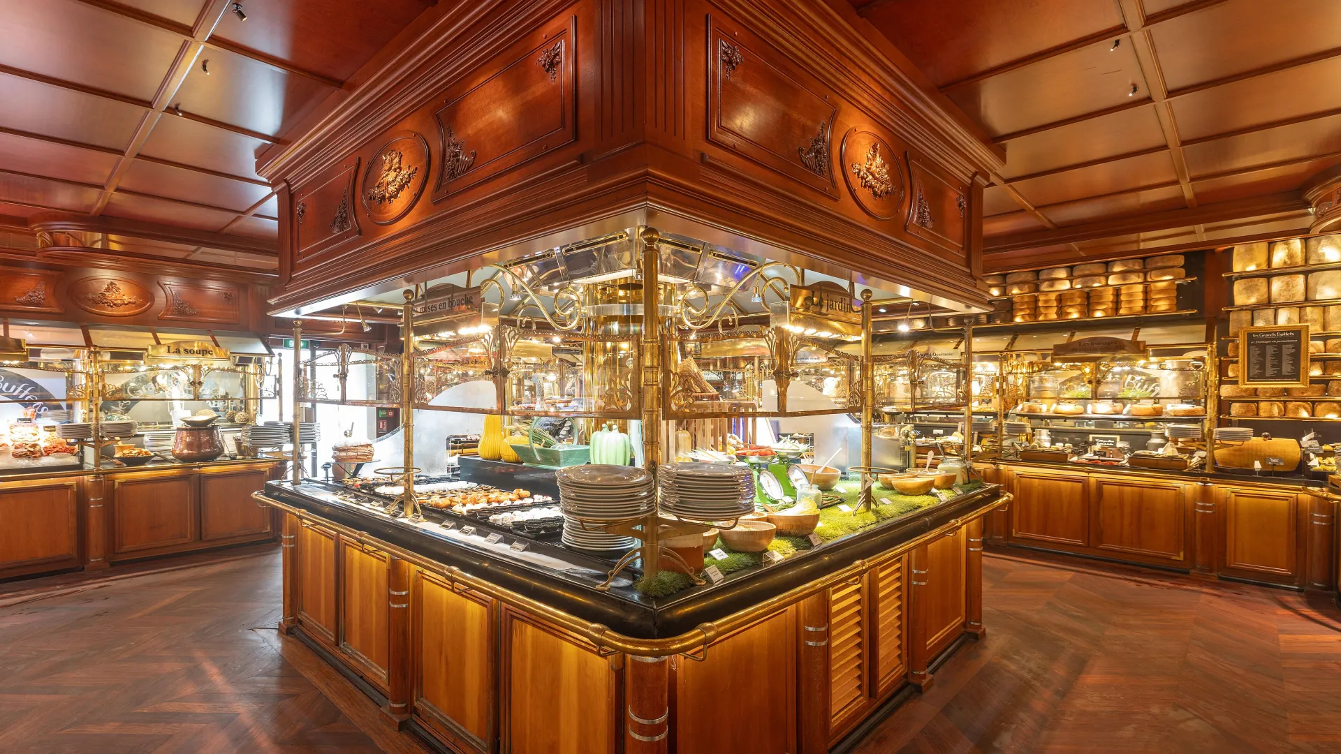 Reich bestücktes Buffet in einem holzgetäfelten Saal