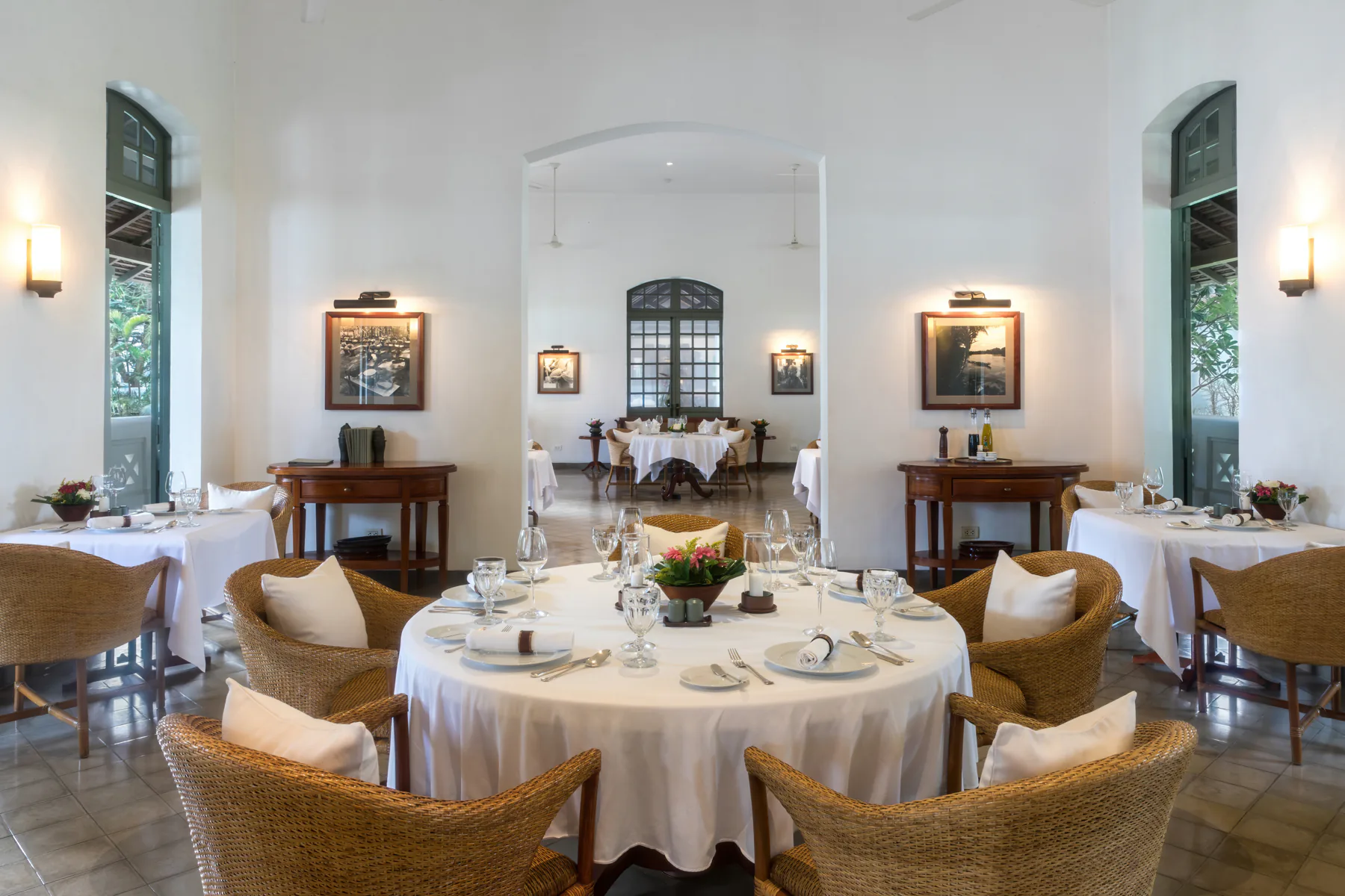 Elegant eingedeckter Speisesaal mit runden Tischen